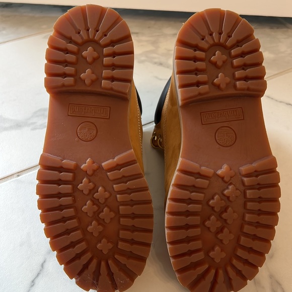 #Timberland boots size 5 used. Great condition have some minor stain - Picture 4 of 5